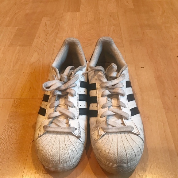 GORGEOUS ADIDAS superstars! Size 7 1/2 WOMENS - Picture 3 of 5